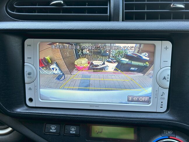 バックカメラ装備、後方確認も安心！【アクア】